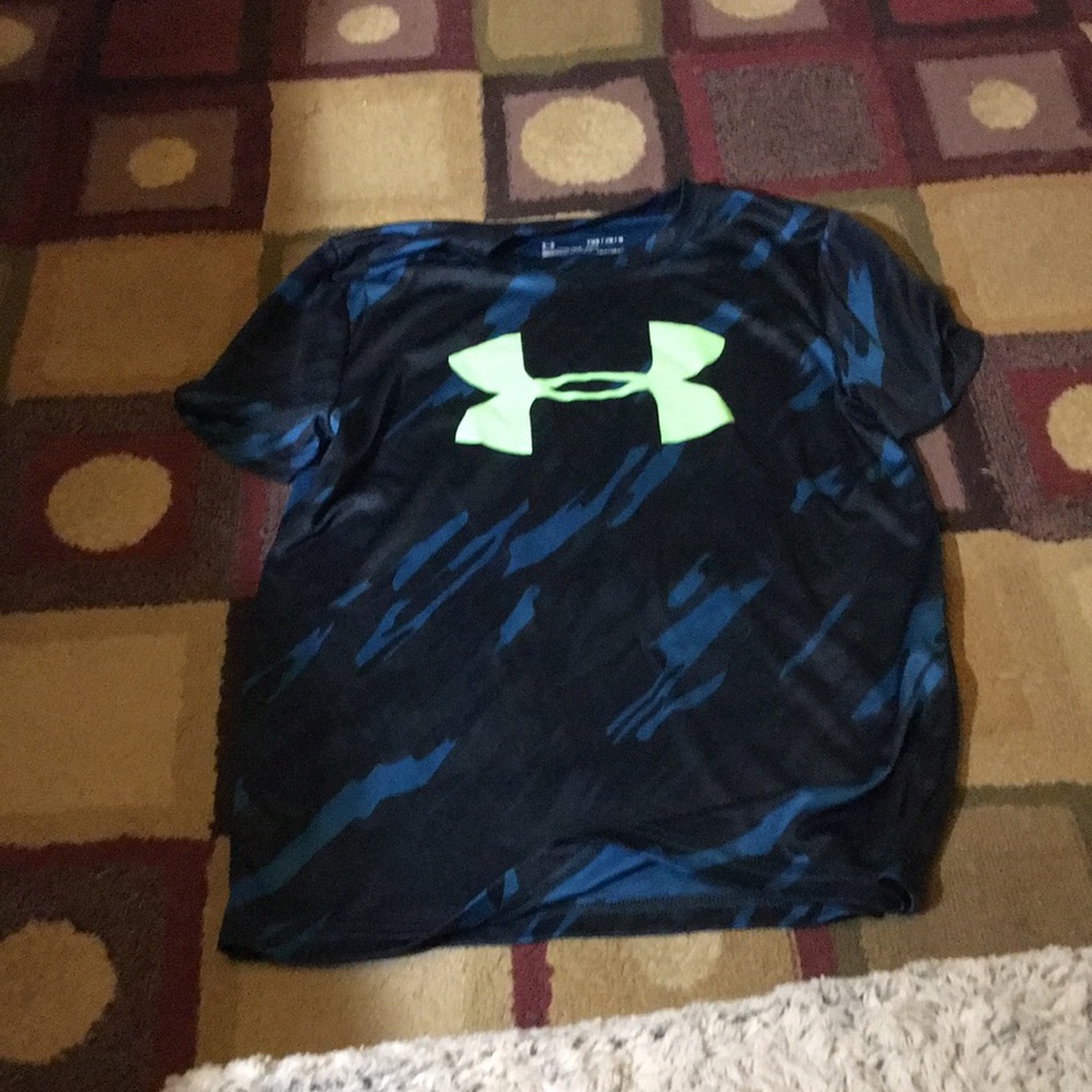 Under armor boys shirt